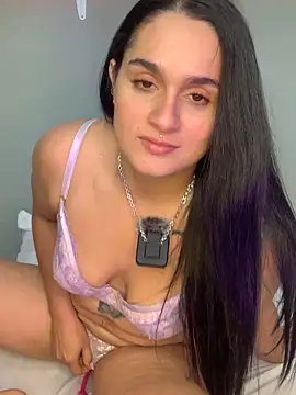 Snapshot of MiaLuxxx chatting on November 16, 2025, 3:22 am MiaLuxxx online show from November 16, 2025, 3:22 am