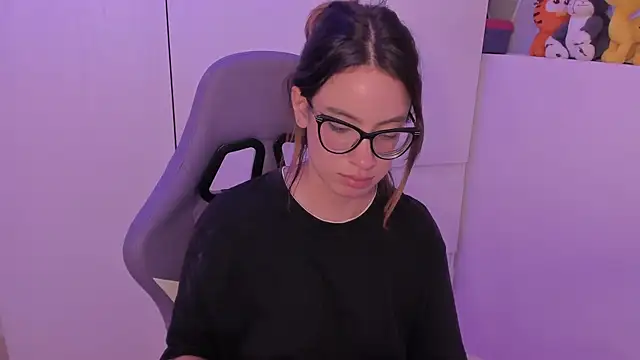 maddie walton online show from November 26, 2025, 6:57 am