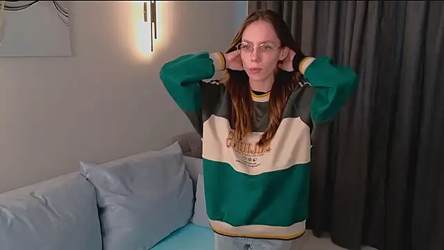 JuliaPeters online show from December 3, 2025, 8:03 am