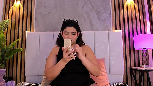 Carlotta de velour online show from May 11, 2026, 3:08 am
