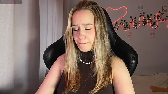 Snapshot of mood_butterfly chatting on November 12, 2025, 8:40 am mood butterfly online show from November 12, 2025, 8:40 am