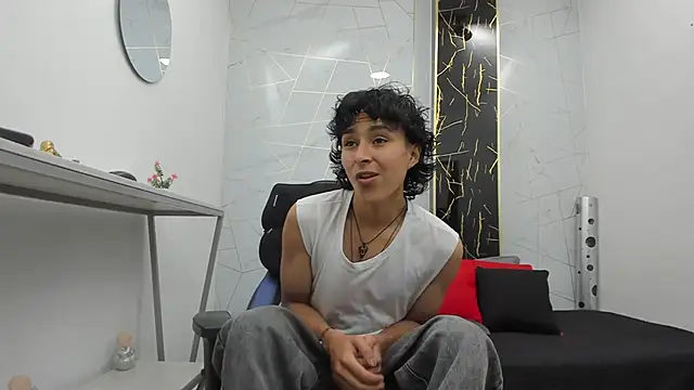 Snapshot of Zoro_V chatting on November 12, 2025, 7:40 pm Zoro V online show from November 12, 2025, 7:40 pm