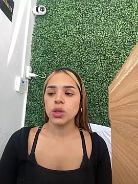 Snapshot of Sara__Secret chatting on November 21, 2025, 8:41 pm Sara Secret online show from November 21, 2025, 8:41 pm