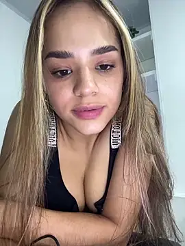 Snapshot of Sara__Secret chatting on December 16, 2025, 9:19 pm Sara Secret online show from December 16, 2025, 9:19 pm