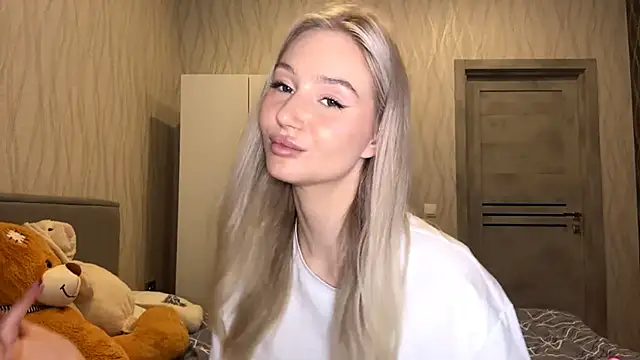 MoonlitCrystalia online show from November 8, 2025, 4:43 pm