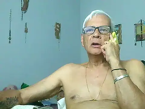 Snapshot of dirtysluttyfist chatting on December 15, 2025, 7:20 pm dirtysluttyfist online show from December 15, 2025, 7:20 pm