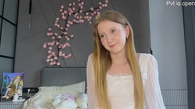 MiraJuicyJune online show from May 29, 2026, 4:29 am