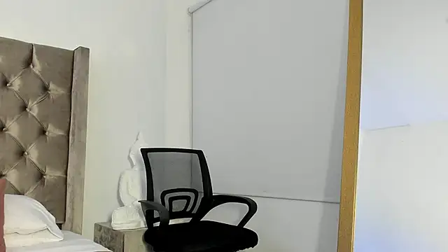 NikkiBotero online show from November 25, 2025, 7:58 pm