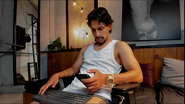 Snapshot of DylanRay_18 chatting on November 13, 2025, 10:02 pm DylanRay 18 online show from November 13, 2025, 10:02 pm