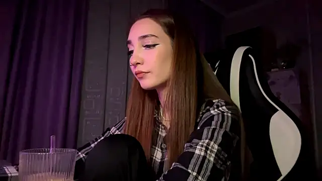 HollyPaw online show from November 29, 2025, 5:13 pm