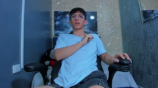 ElanGiraldo online show from June 1, 2026, 11:15 pm