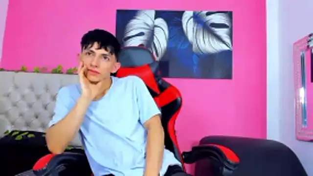 ElanGiraldo online show from November 12, 2025, 10:35 pm