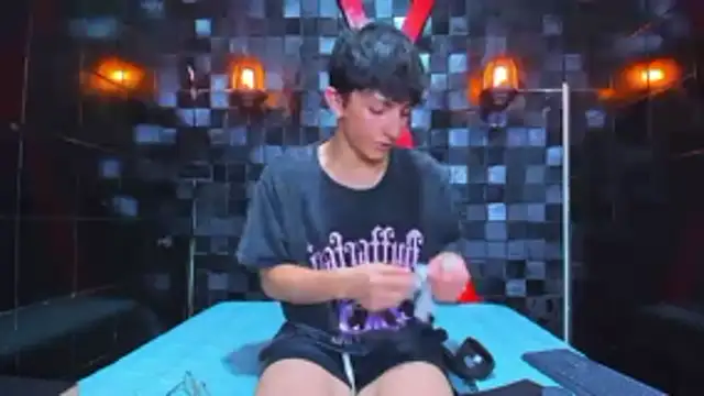 Snapshot of ElanGiraldo chatting on March 30, 2026, 11:17 pm ElanGiraldo online show from March 30, 2026, 11:17 pm