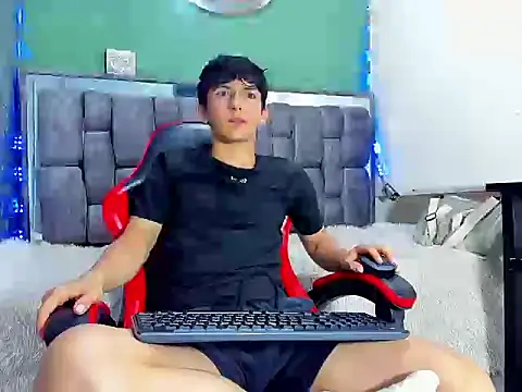 Snapshot of ElanGiraldo chatting on April 7, 2026, 11:06 pm ElanGiraldo online show from April 7, 2026, 11:06 pm