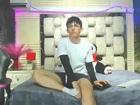 Snapshot of ElanGiraldo chatting on March 2, 2026, 11:44 pm ElanGiraldo online show from March 2, 2026, 11:44 pm