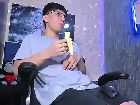 Snapshot of ElanGiraldo chatting on April 10, 2026, 10:06 pm ElanGiraldo online show from April 10, 2026, 10:06 pm