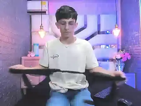 Snapshot of ElanGiraldo chatting on April 12, 2026, 9:40 pm ElanGiraldo online show from April 12, 2026, 9:40 pm