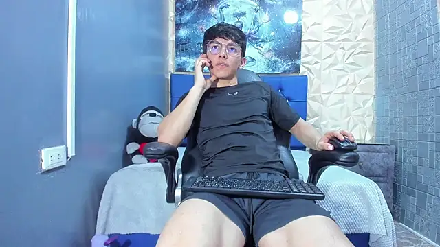 Snapshot of ElanGiraldo chatting on May 8, 2026, 11:30 pm ElanGiraldo online show from May 8, 2026, 11:30 pm