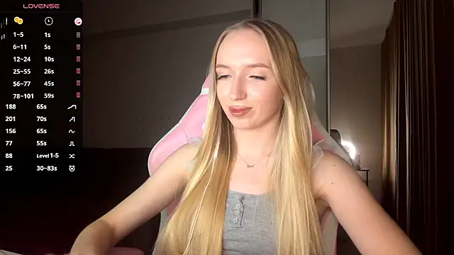 LaceDream online show from December 15, 2025, 5:19 pm