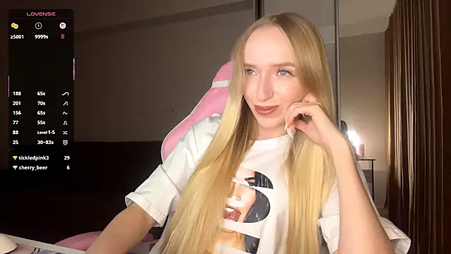 LaceDream online show from December 16, 2025, 4:33 pm