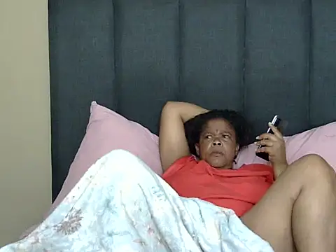 Snapshot of bigsexymama2 chatting on December 22, 2025, 12:27 pm bigsexymama2 online show from December 22, 2025, 12:27 pm