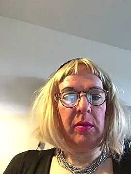 Snapshot of simone_xdressing chatting on March 29, 2026, 5:03 pm simone xdressing online show from March 29, 2026, 5:03 pm