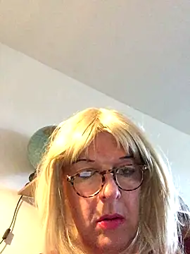 simone xdressing online show from November 23, 2025, 2:27 pm