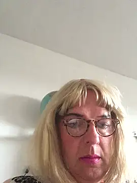 simone xdressing online show from July 12, 2026, 6:53 pm