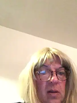 Snapshot of simone_xdressing chatting on March 1, 2026, 8:31 pm simone xdressing online show from March 1, 2026, 8:31 pm