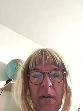 Snapshot of simone_xdressing chatting on March 22, 2026, 3:35 pm simone xdressing online show from March 22, 2026, 3:35 pm