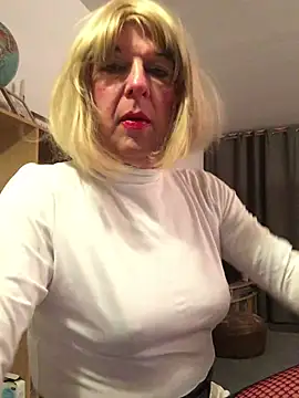 Snapshot of simone_xdressing chatting on February 8, 2026, 12:30 am simone xdressing online show from February 8, 2026, 12:30 am