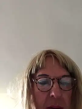 Snapshot of simone_xdressing chatting on March 25, 2026, 3:22 pm simone xdressing online show from March 25, 2026, 3:22 pm