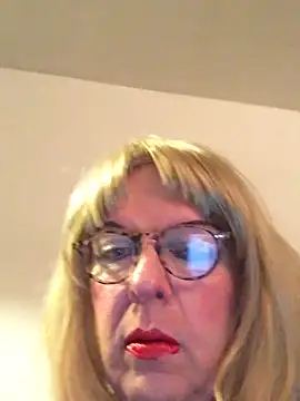 Snapshot of simone_xdressing chatting on February 25, 2026, 12:33 am simone xdressing online show from February 25, 2026, 12:33 am