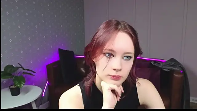 Snapshot of Annie_Way chatting on December 19, 2025, 8:27 am Annie Way online show from December 19, 2025, 8:27 am