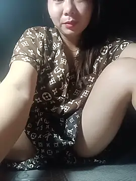 vangkt-cute online show from May 23, 2026, 9:47 pm