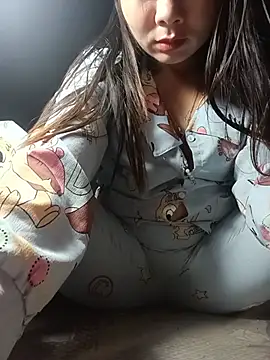 vangkt-cute online show from May 10, 2026, 8:11 pm