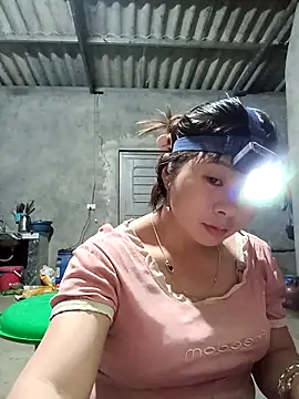 Snapshot of vangkt-cute chatting on March 3, 2026, 12:12 pm vangkt-cute online show from March 3, 2026, 12:12 pm