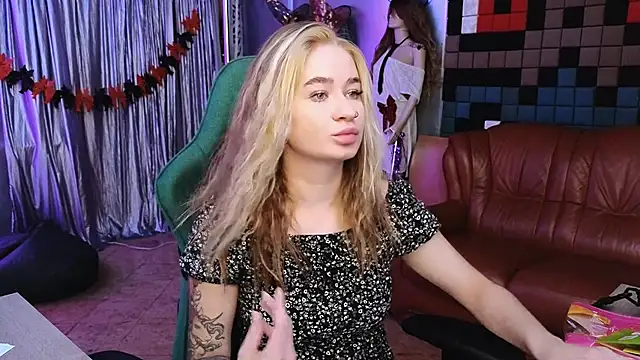 Snapshot of LeilaUvrays chatting on November 10, 2025, 1:38 pm LeilaUvrays online show from November 10, 2025, 1:38 pm