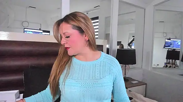 Snapshot of LaurenSpitz chatting on January 17, 2026, 12:09 pm LaurenSpitz online show from January 17, 2026, 12:09 pm