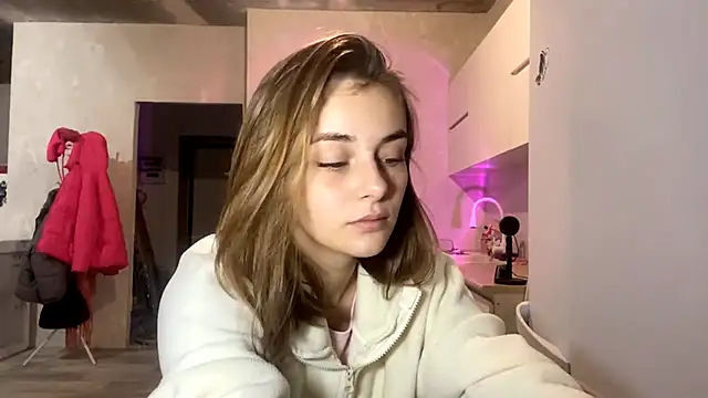 Snapshot of GeralynChiszar chatting on November 19, 2025, 8:31 pm GeralynChiszar online show from November 19, 2025, 8:31 pm