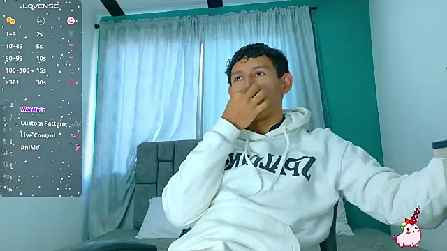 FelipeGonzalezz online show from December 4, 2025, 12:37 pm