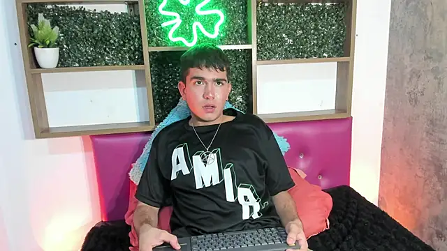 Snapshot of Cyrus_Wlaker chatting on November 14, 2025, 8:23 pm Cyrus Wlaker online show from November 14, 2025, 8:23 pm