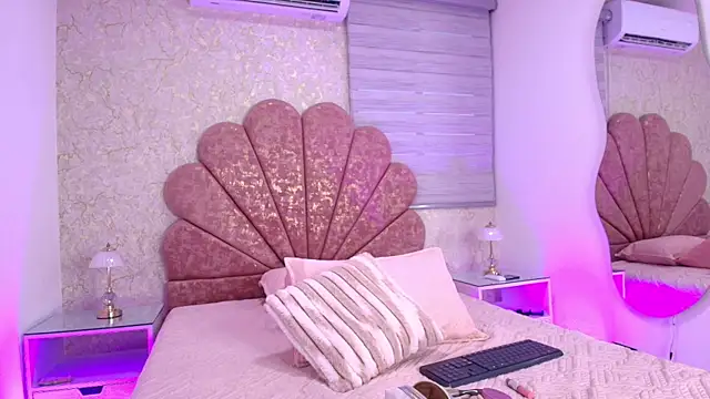 mia fontana  online show from November 20, 2025, 11:55 am