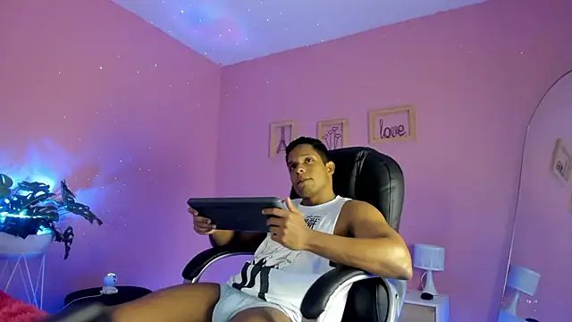 the hot men online show from November 19, 2025, 2:11 am