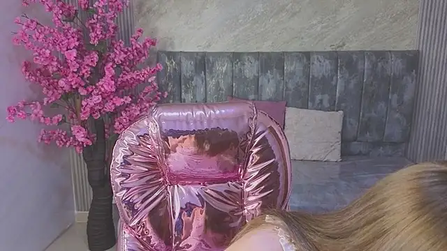 Dafne moon s online show from November 12, 2025, 4:05 am