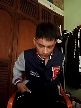 Santiagooo1233 online show from November 17, 2025, 6:34 pm