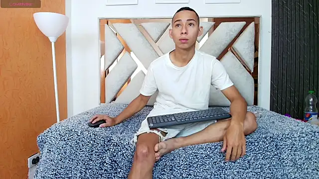 Antonella And Thiago online show from November 13, 2025, 12:09 pm