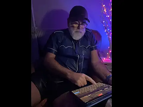 Snapshot of LeatherSdaddy chatting on January 14, 2026, 2:15 am LeatherSdaddy online show from January 14, 2026, 2:15 am