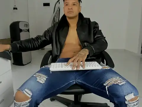 Snapshot of master_leather chatting on April 5, 2026, 6:36 pm master leather online show from April 5, 2026, 6:36 pm