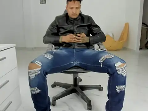 Snapshot of master_leather chatting on March 26, 2026, 1:42 pm master leather online show from March 26, 2026, 1:42 pm